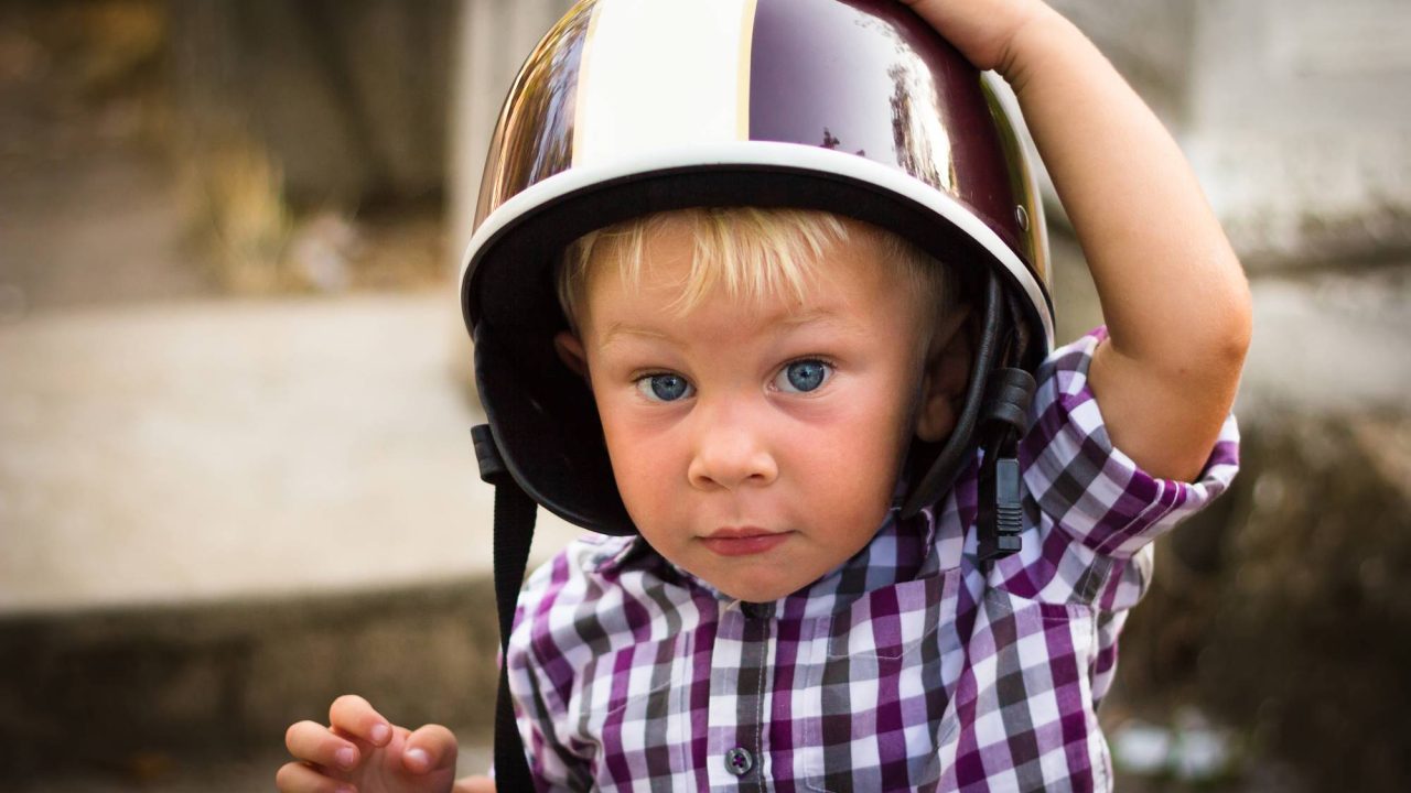 ¿A qué edad puede viajar un niño en la parte trasera de una motocicleta en Texas?